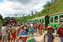 Südliches Afrika, Madagaskar: Madagaskar intensiv erleben - Zug im Bahnhof